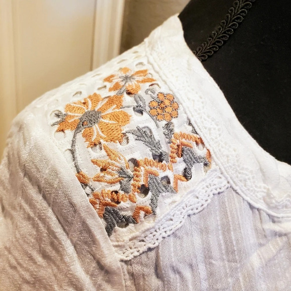NEW Live and Let Live Embroidered Floral Lace Boho Tassle Blouse Size Small - Picture 8 of 15